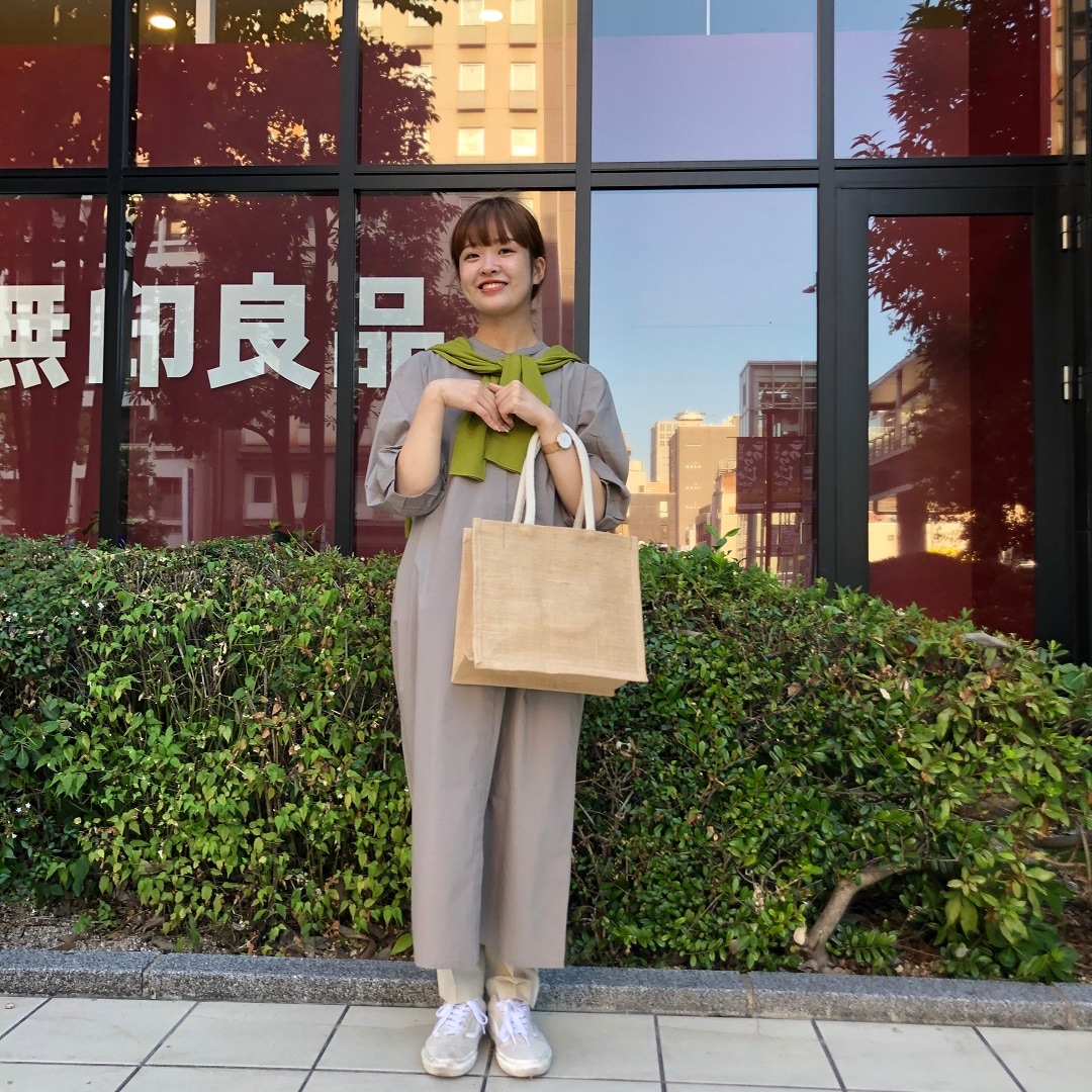 女の子が立っている写真