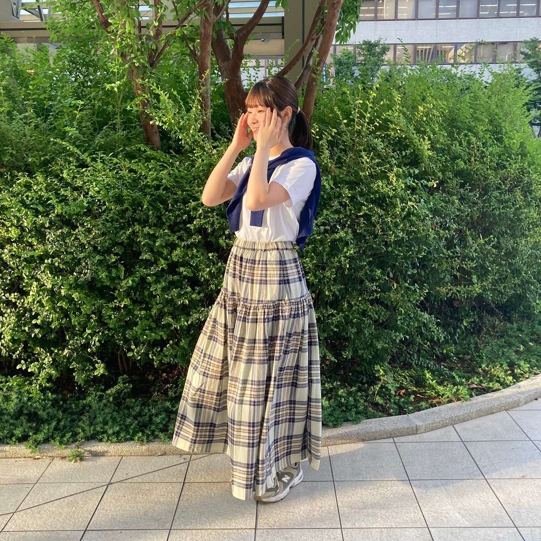 チェック柄のワンピースを着ている女性