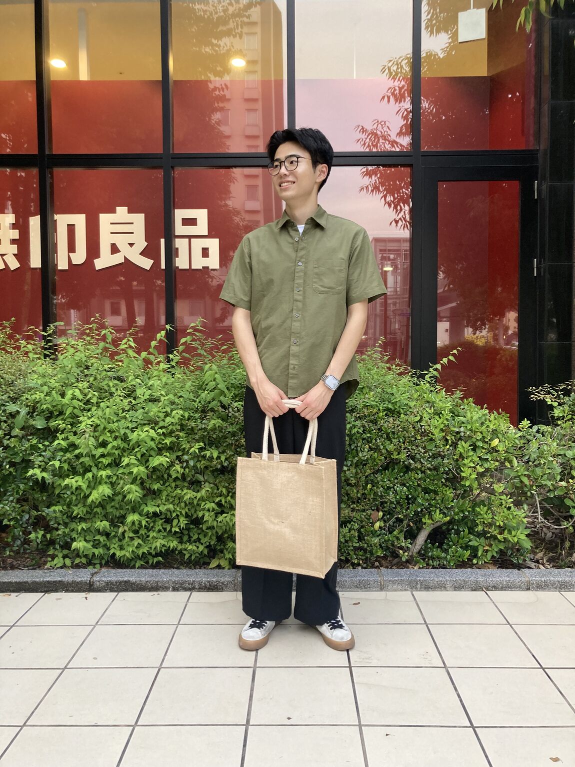 スモーキーグリーンのシャツを着た男性