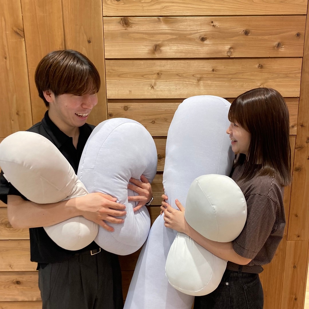 ひんやりクッションを持つ人
