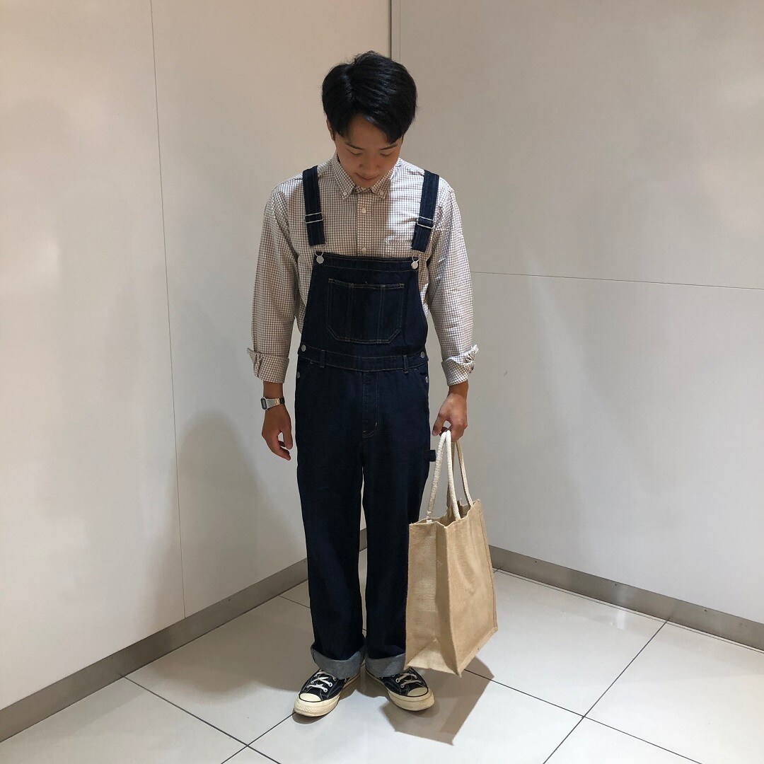 オーバーオールを着た男性が立っている写真
