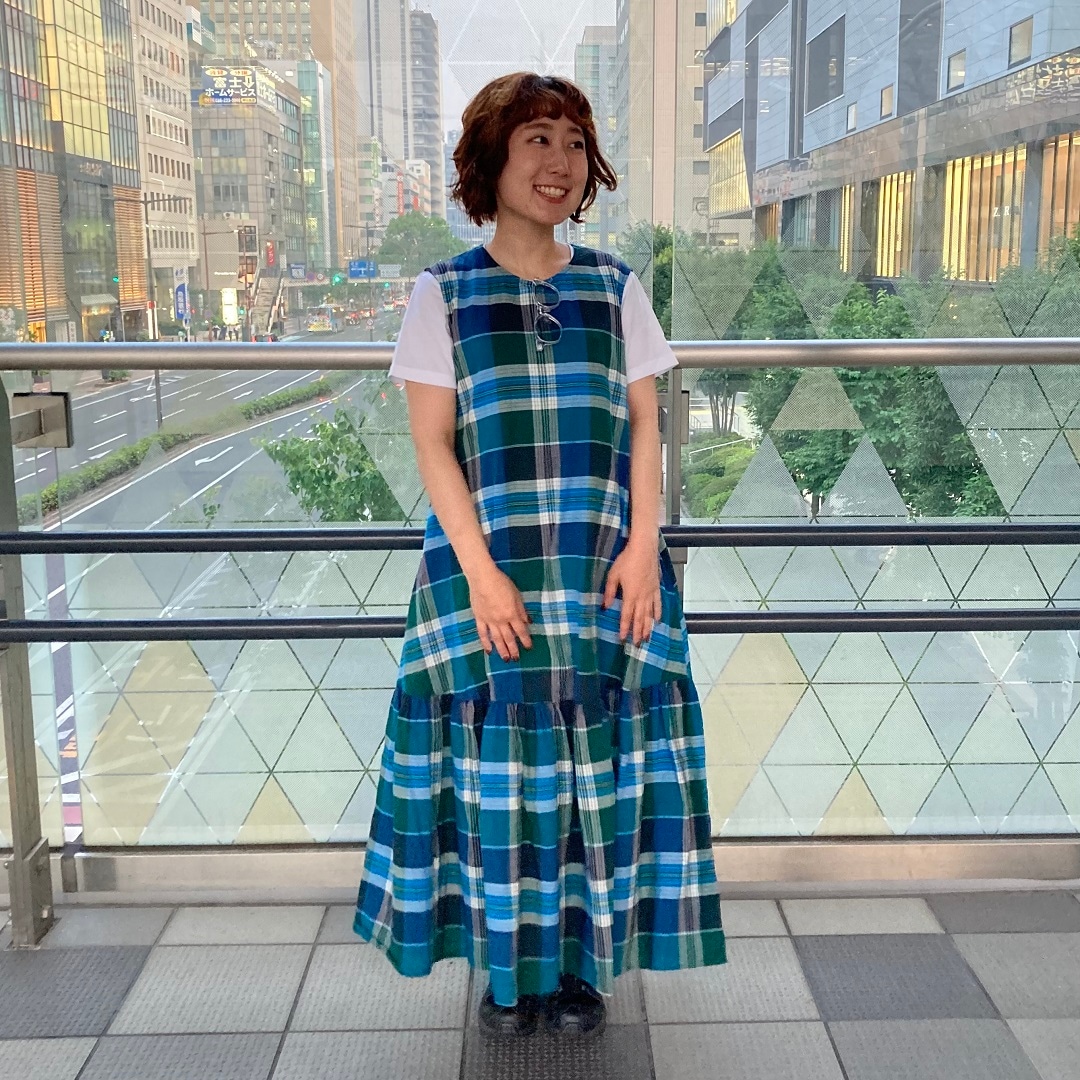 立っている女性の写真