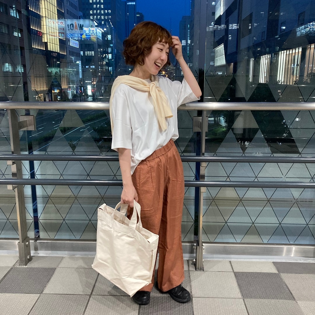 立っている女性の写真