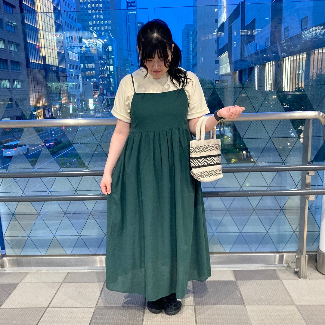 立っている女性の写真