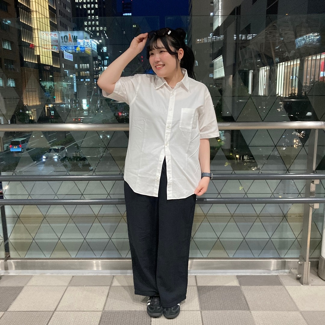 立っている女性の写真