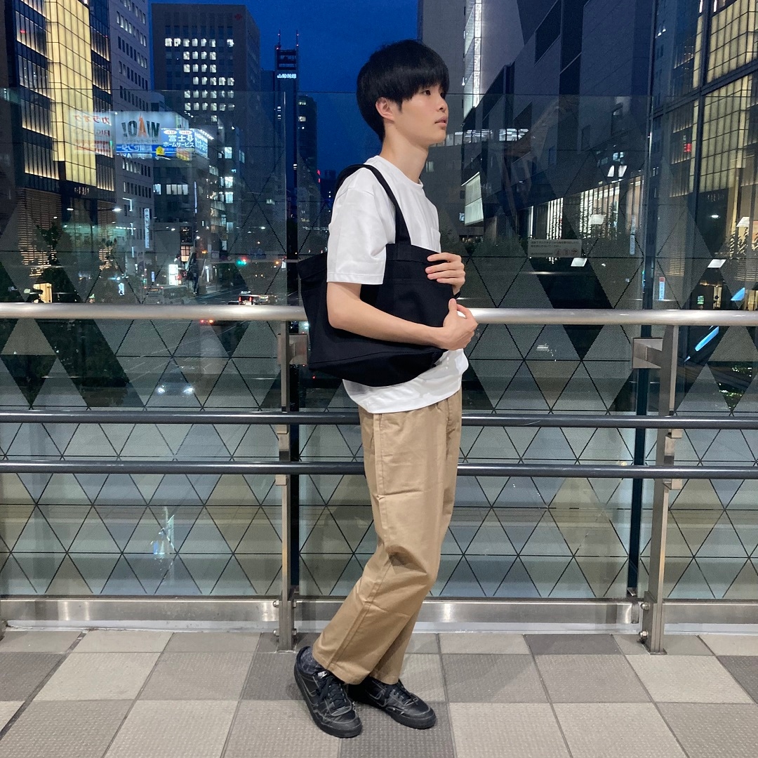 男の子が立っている写真