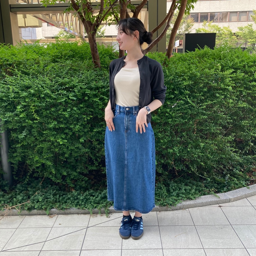 スカートを履いた女性の写真