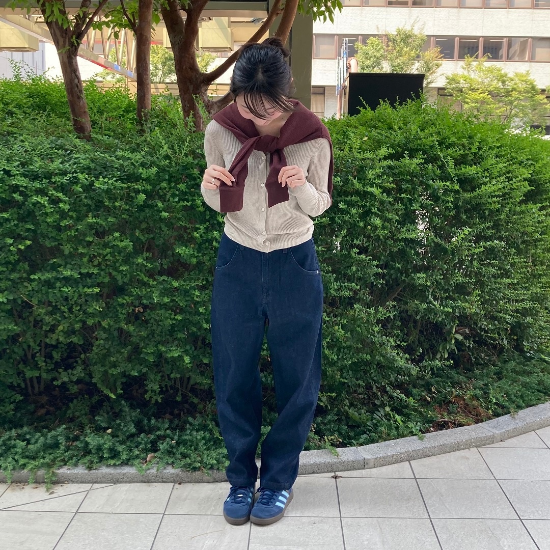 秋物カラーの服を着た女性