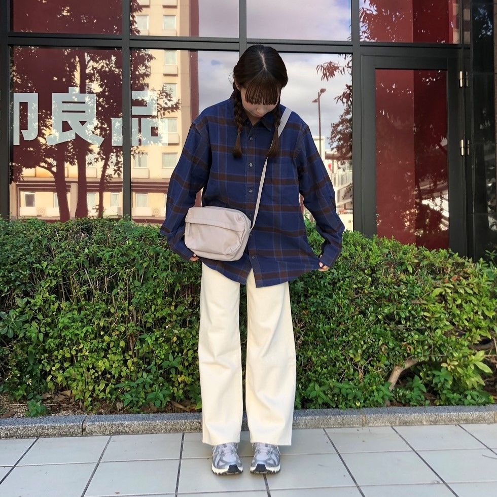 お店の外で女性が立っている写真
