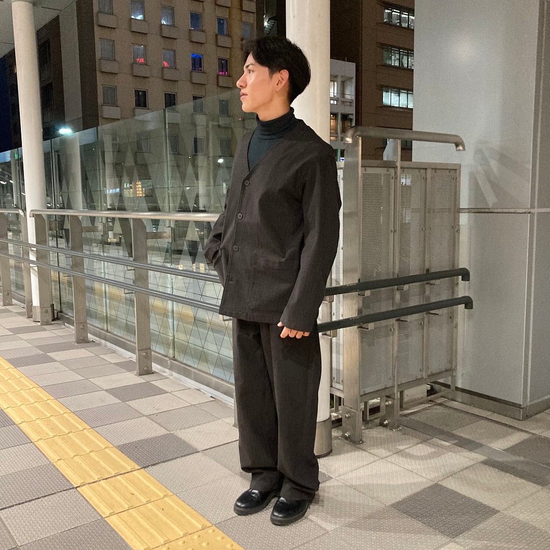 カーディガンを着た男性の写真