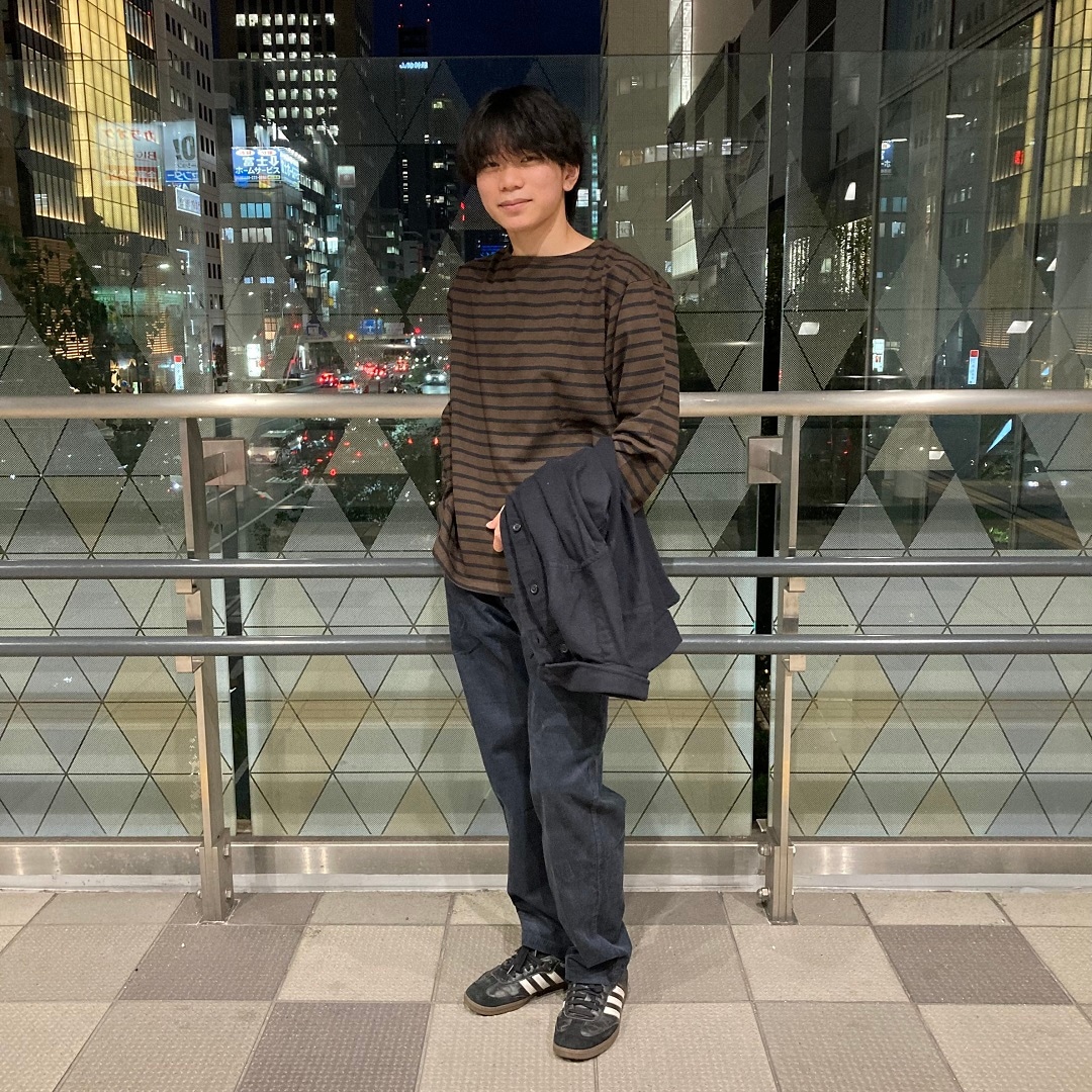 男の子が立っている写真