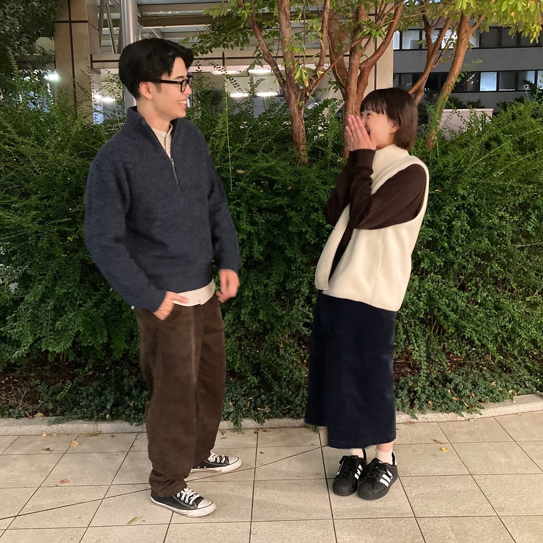 立っている男女の写真