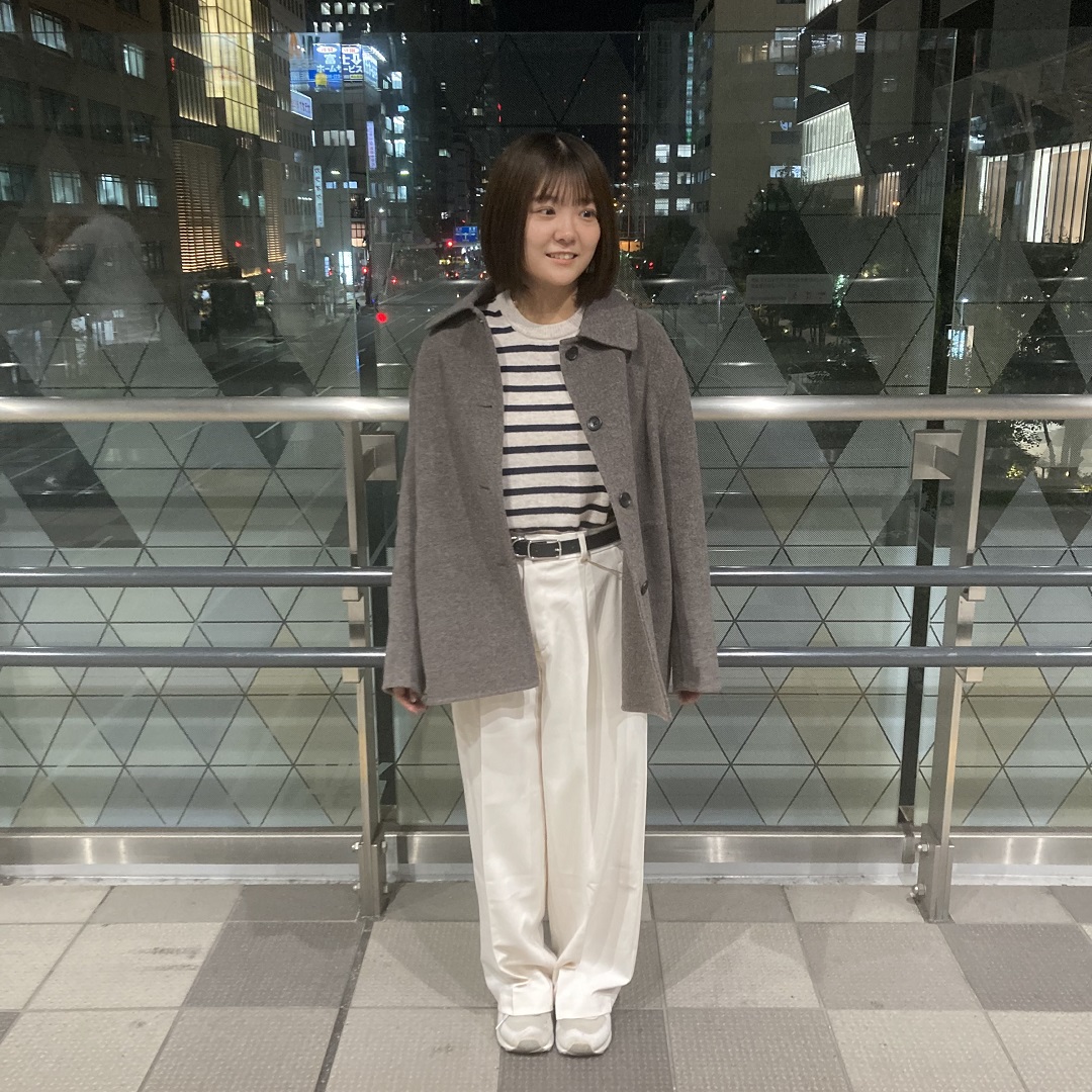 女の子が立っている写真