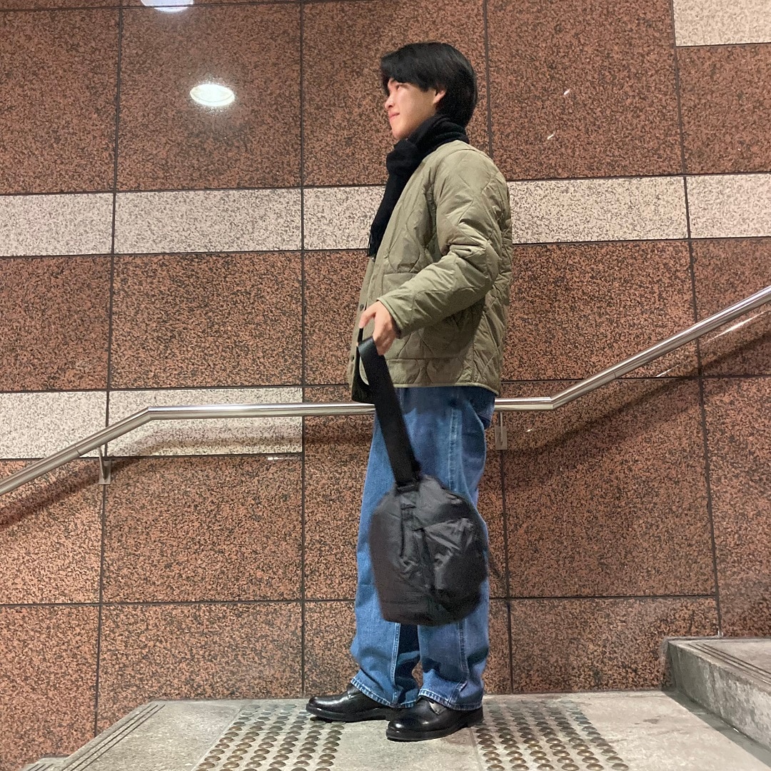 マフラーを巻いている男性の写真