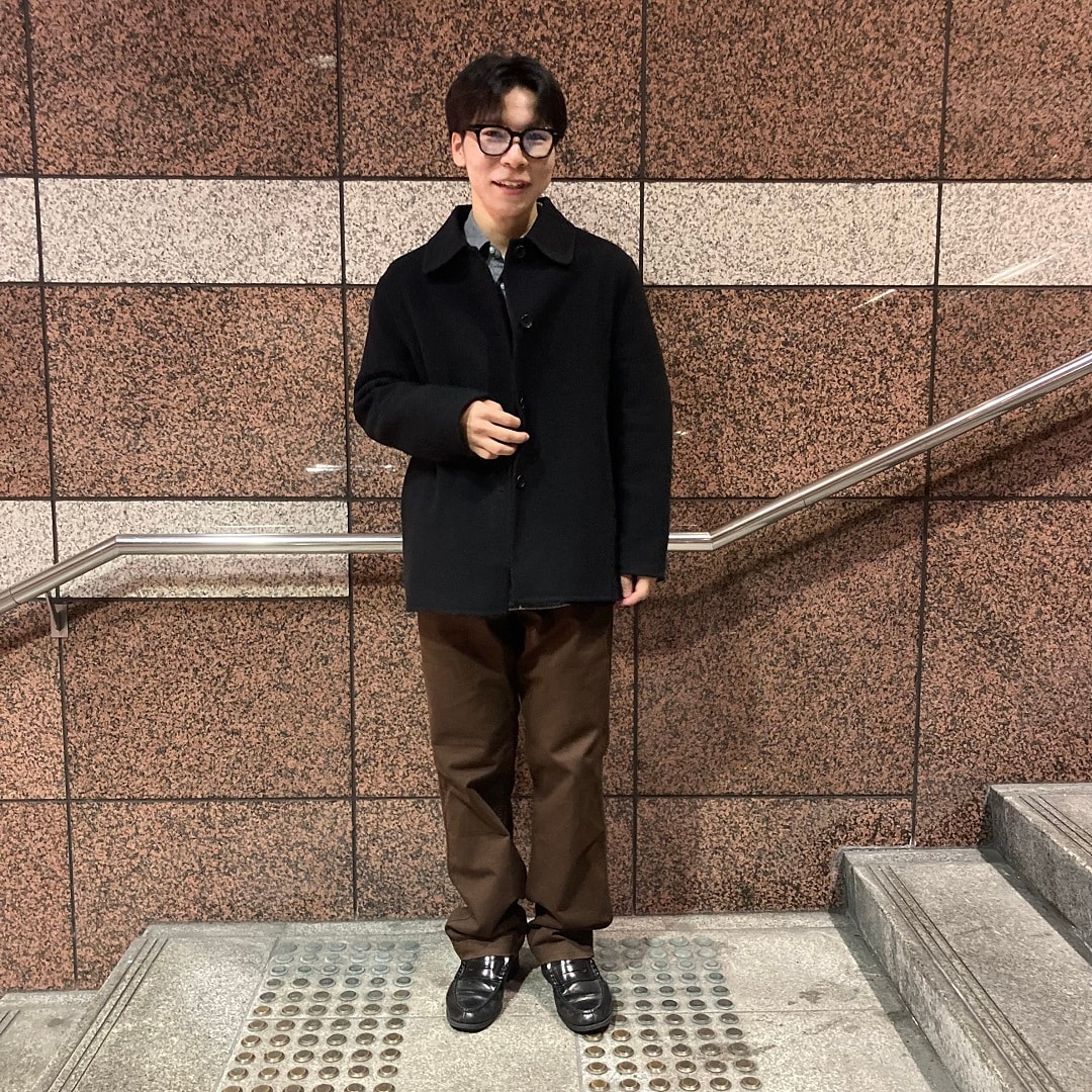 カーディガンを着ている男性