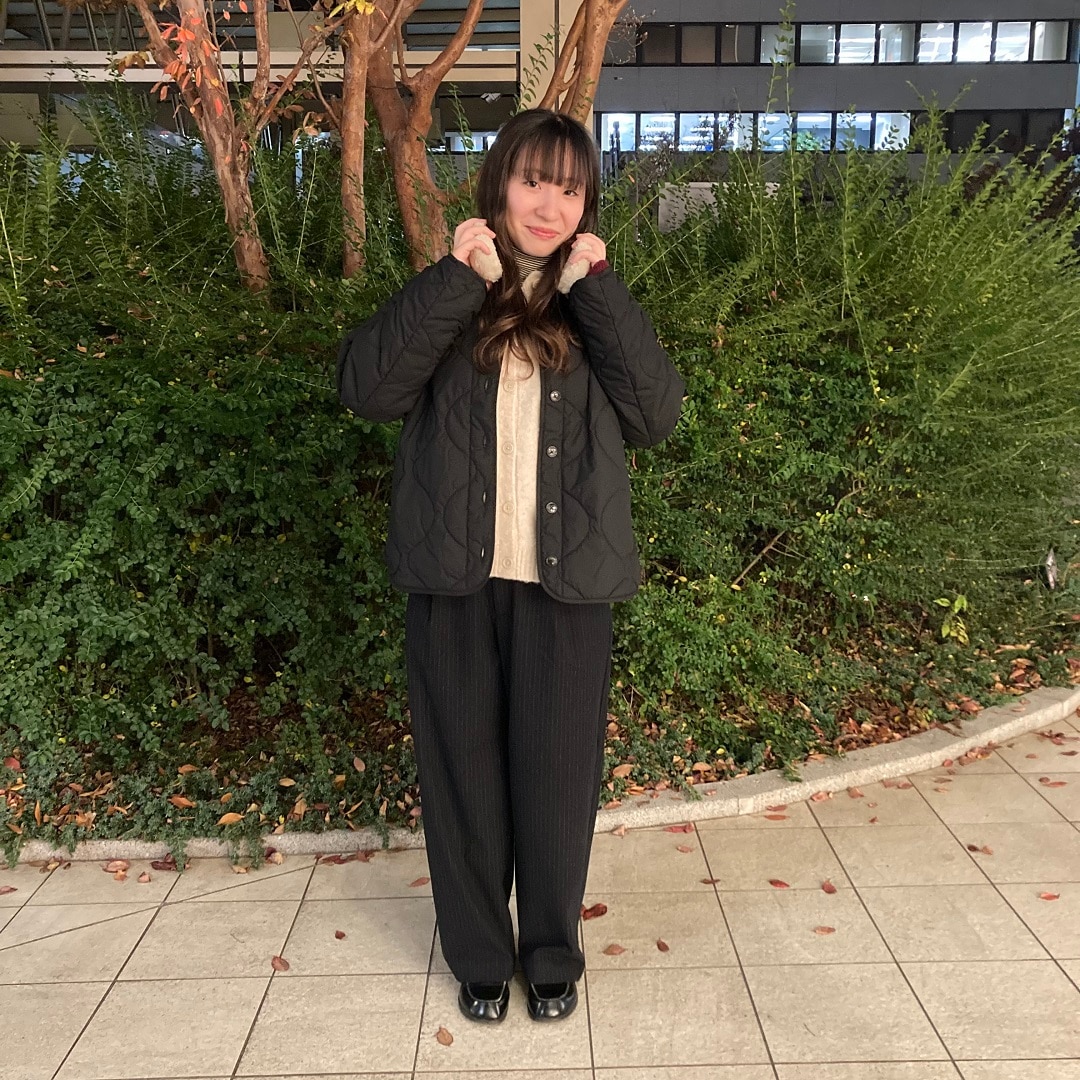 立っている女性の写真