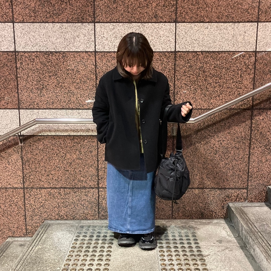 コートを着た女性の写真