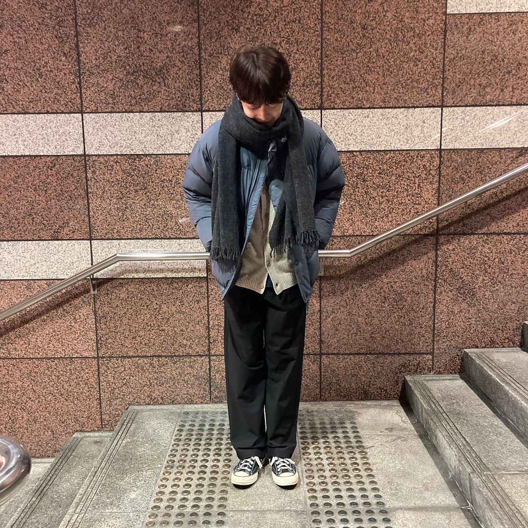 立っている男性の写真