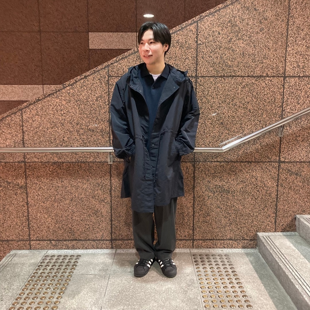 黒いフードコートを着た女性