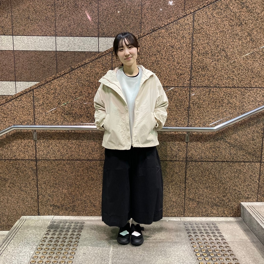 立っている女性の写真