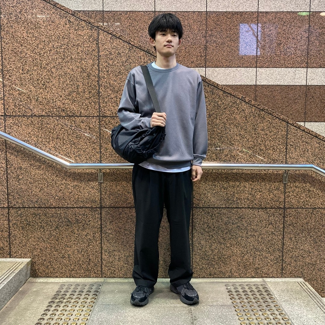 グレーの服の男性の写真