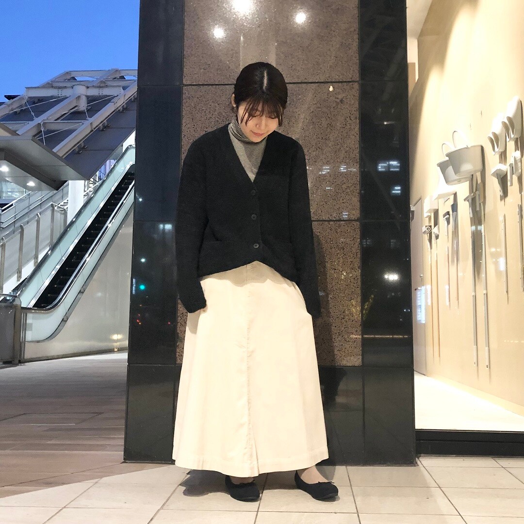 スカートを履いている女性