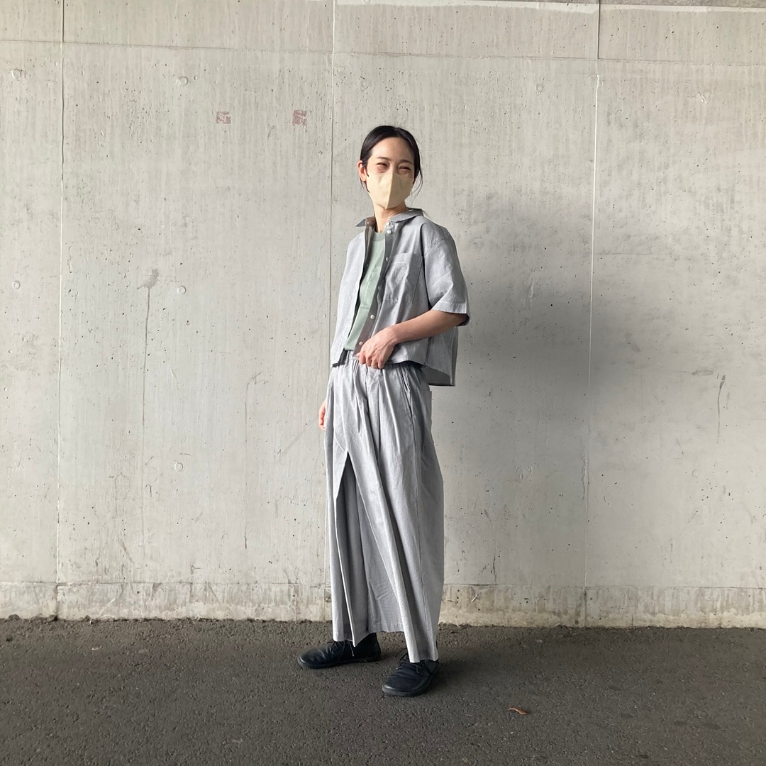 服を着た女性の写真