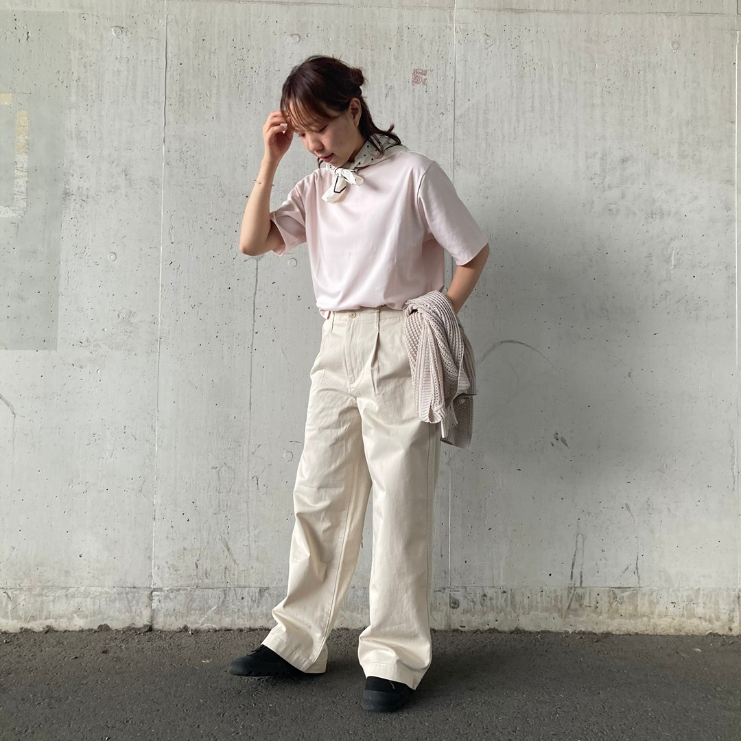 服を着た立っている女性の写真。
