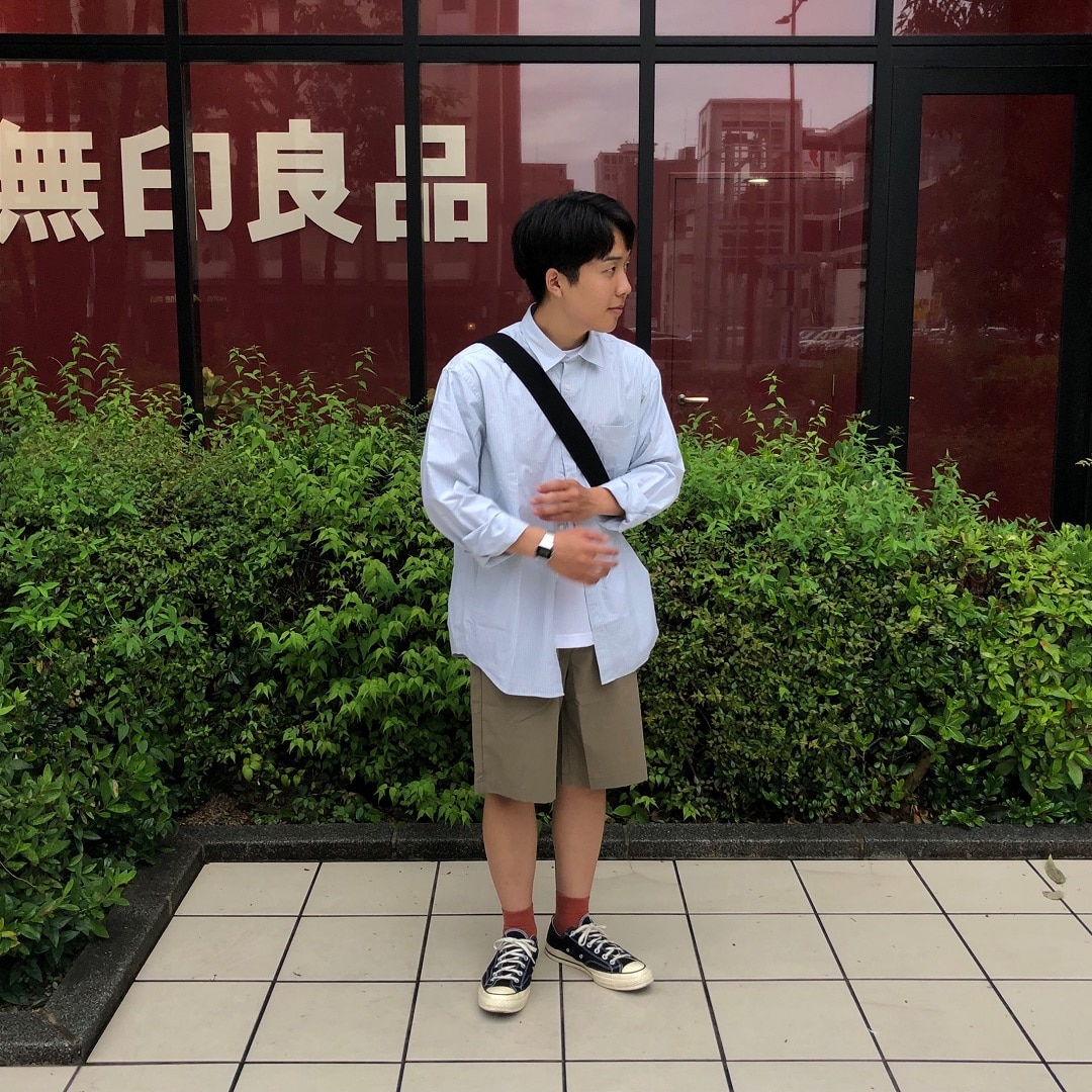 男の子が立っている写真