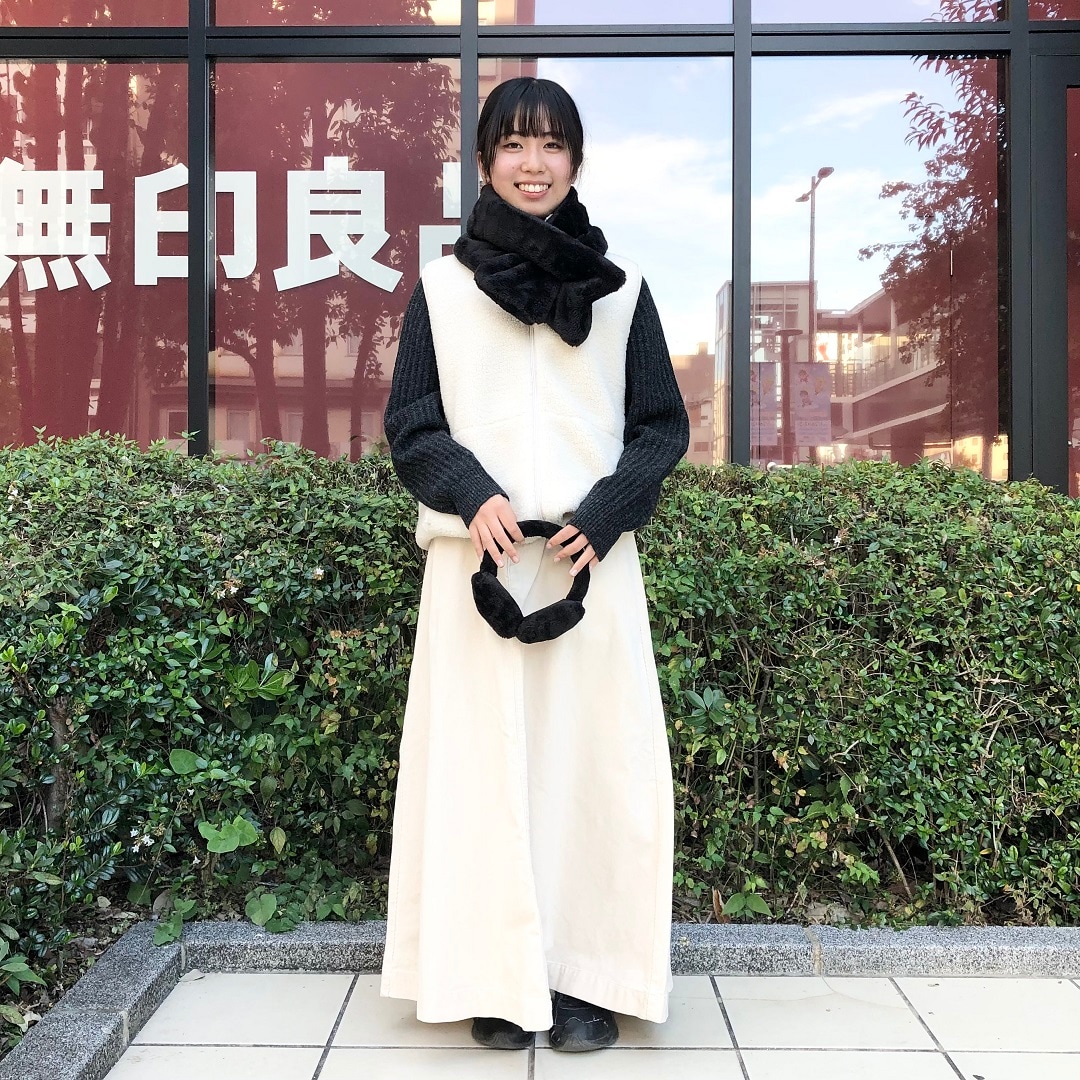 白いスカートを履いた女性の写真