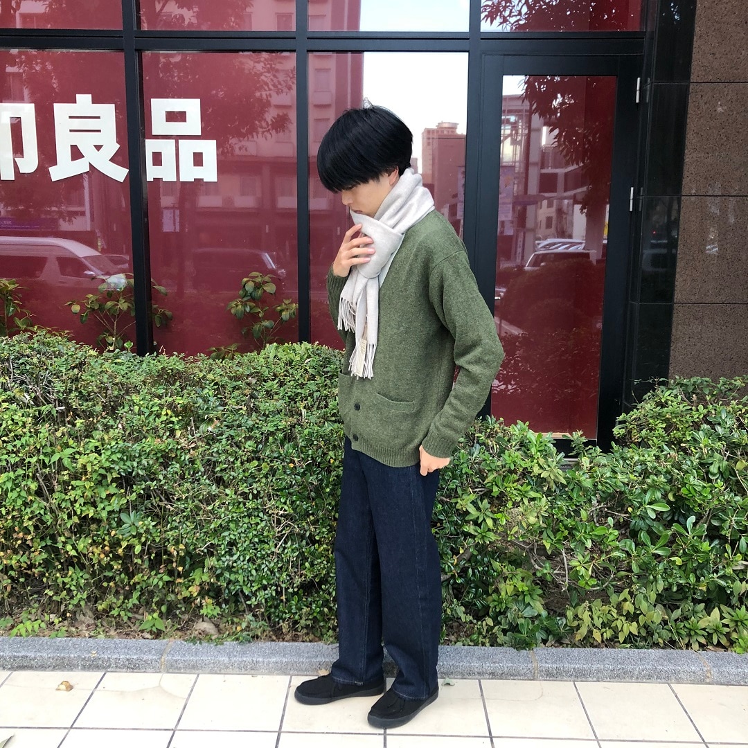 ニットとマフラーを身につけた男性