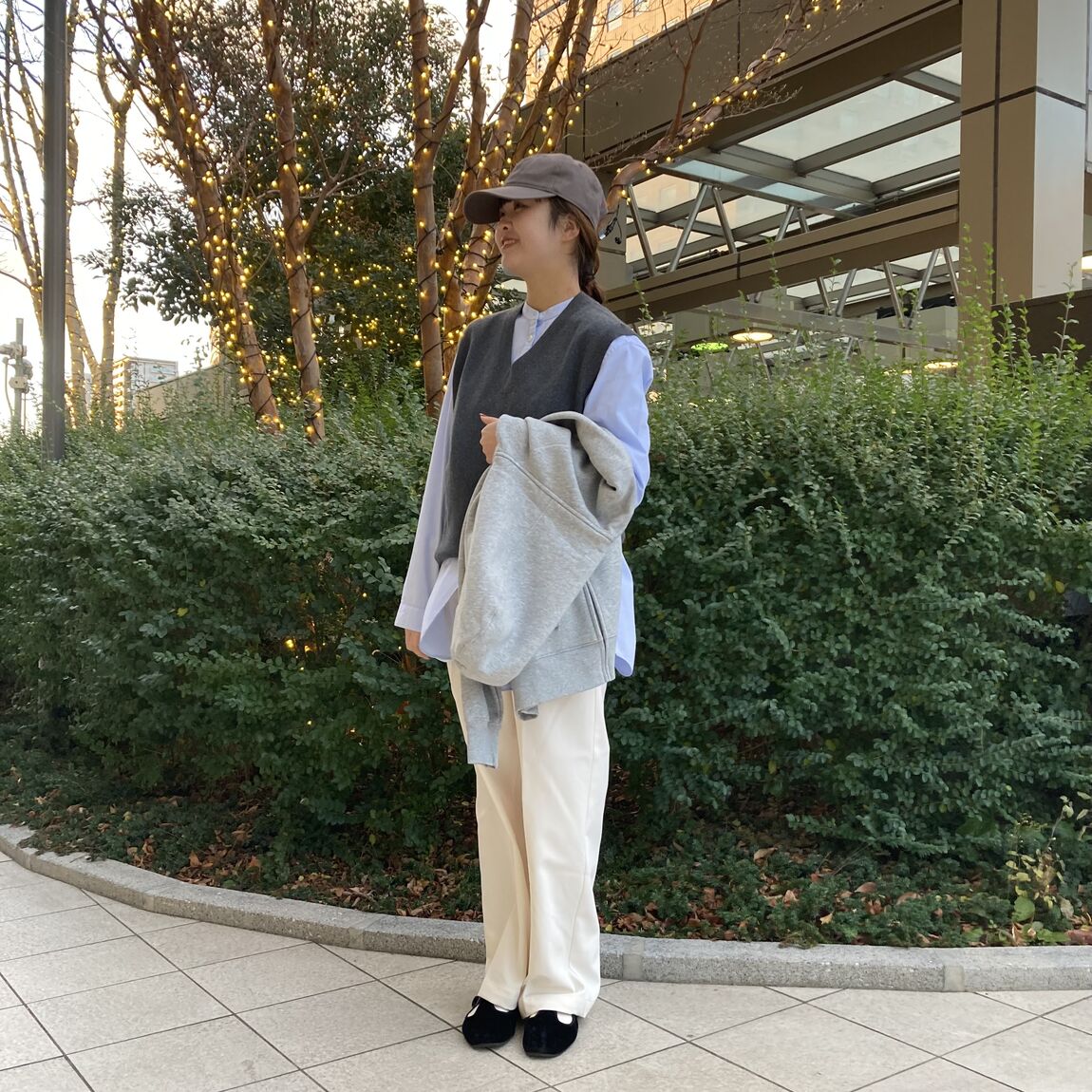 キャップをかぶっている女性