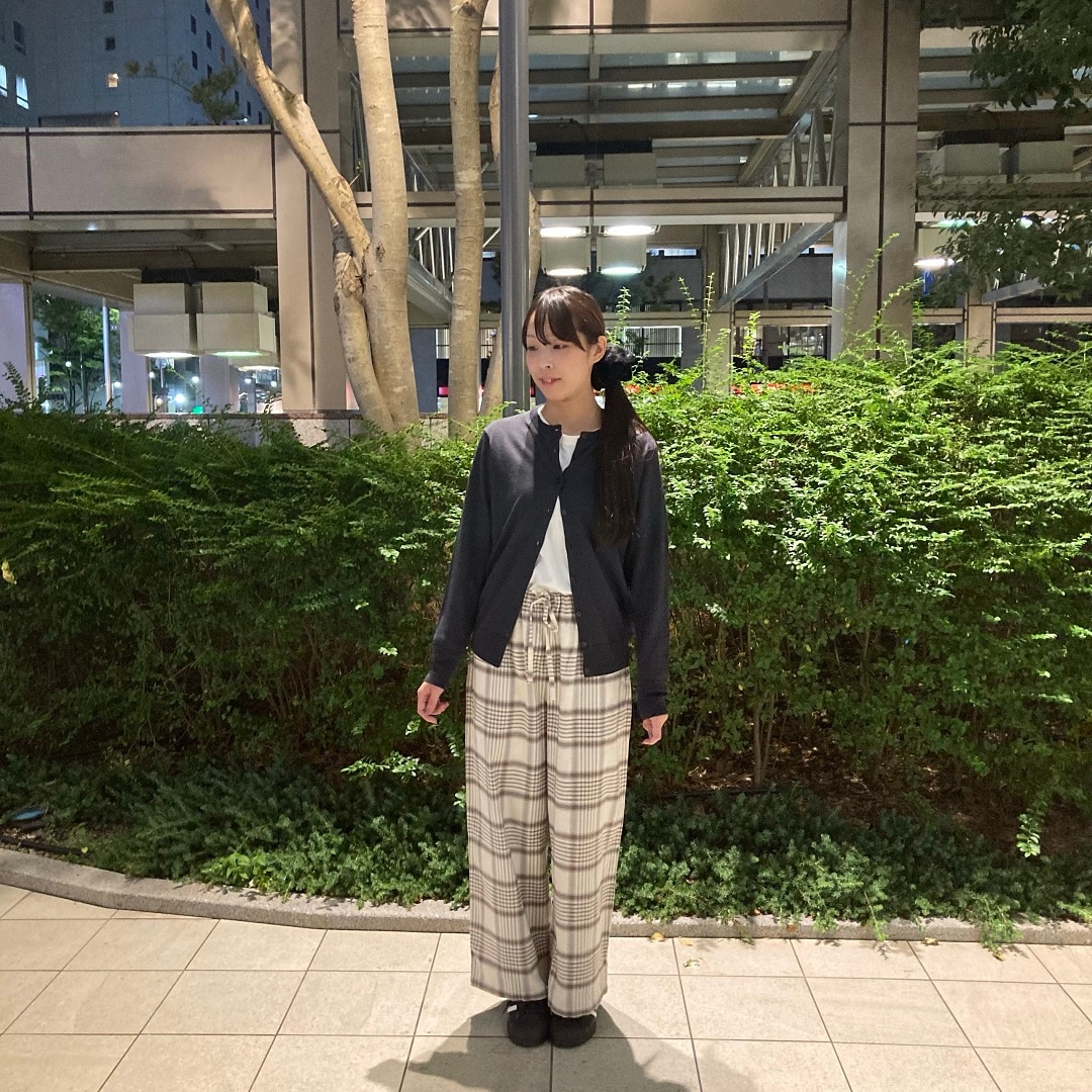 チェックパンツをはいた女性の写真