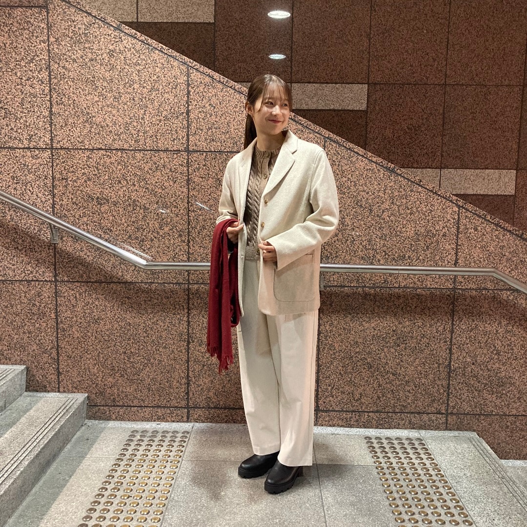 ジャケットを着た女性