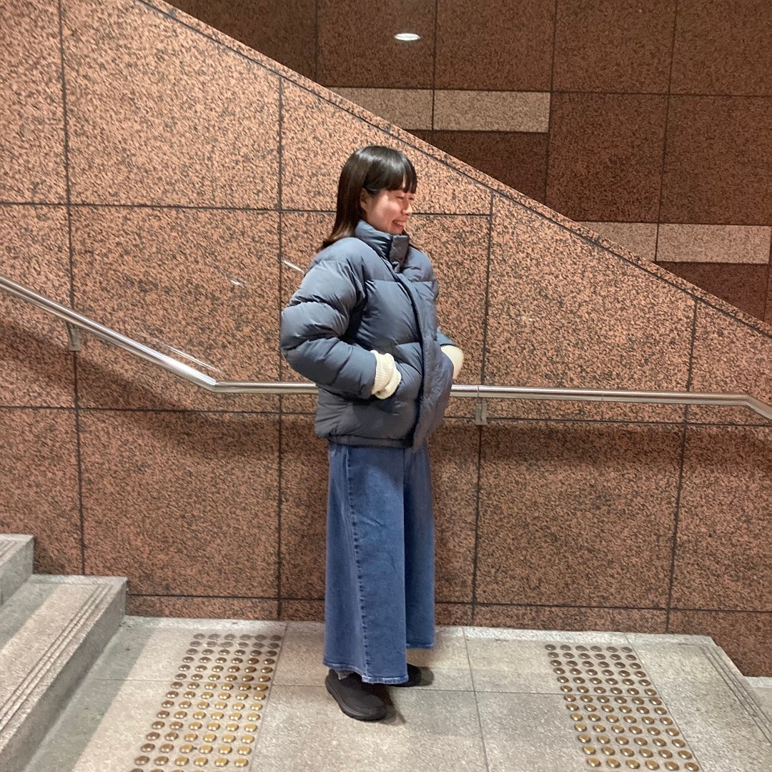 ダウンを着た女性の写真