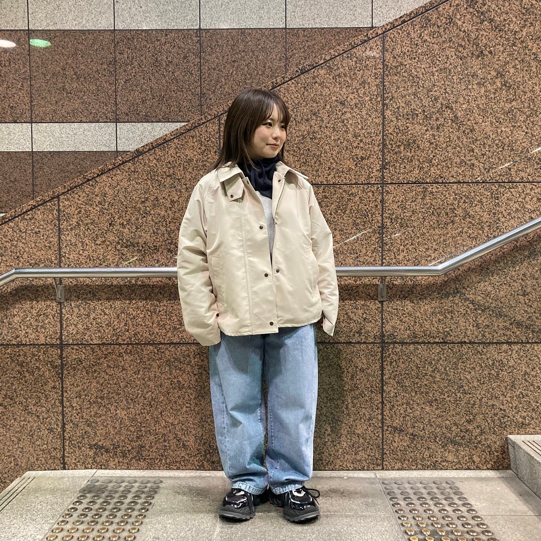 女の子が立っている写真