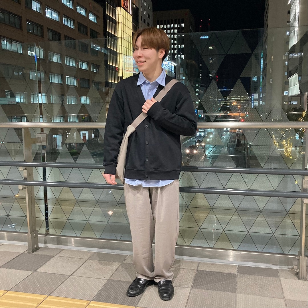 服を着て立っている男性の写真