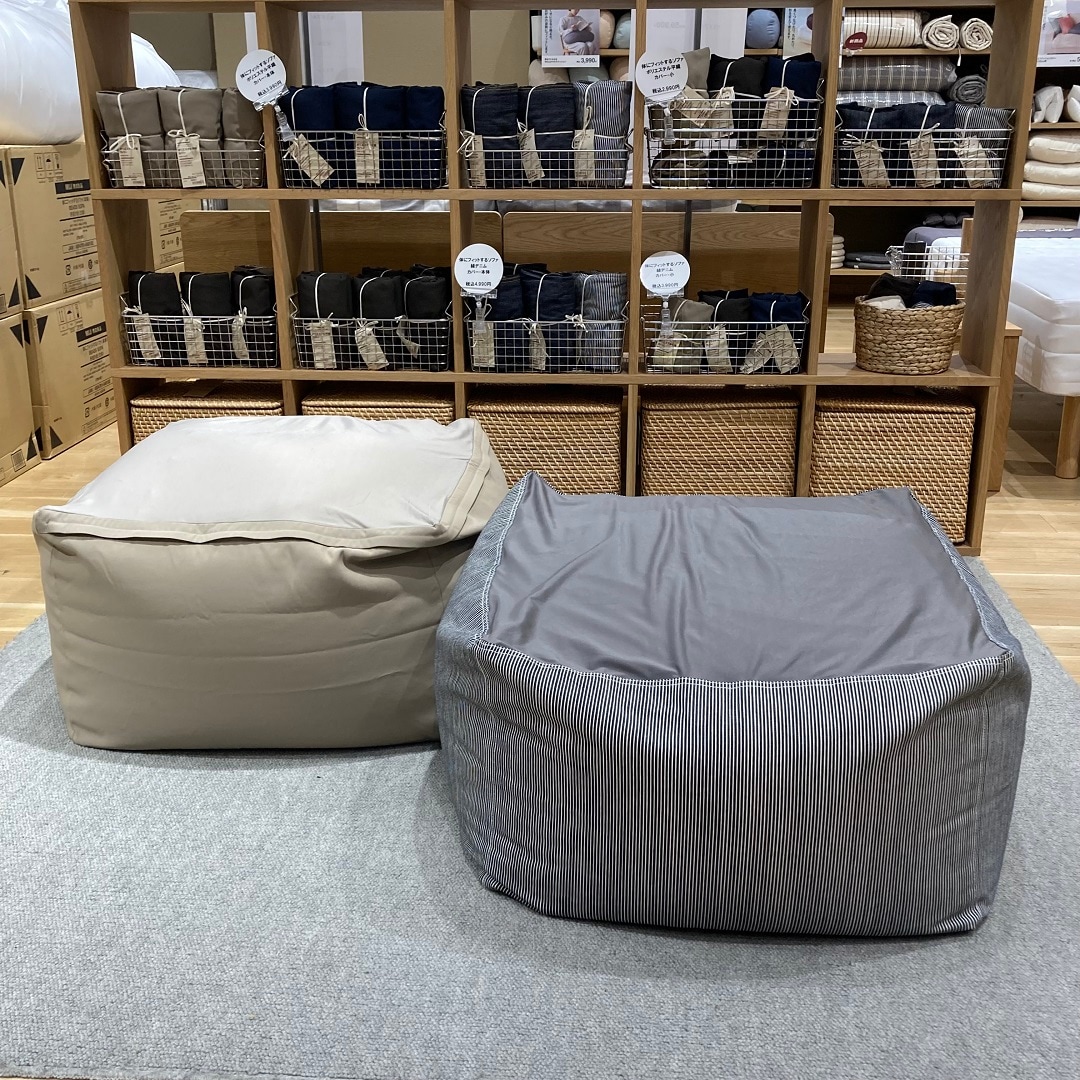 体にフィットするソファの写真