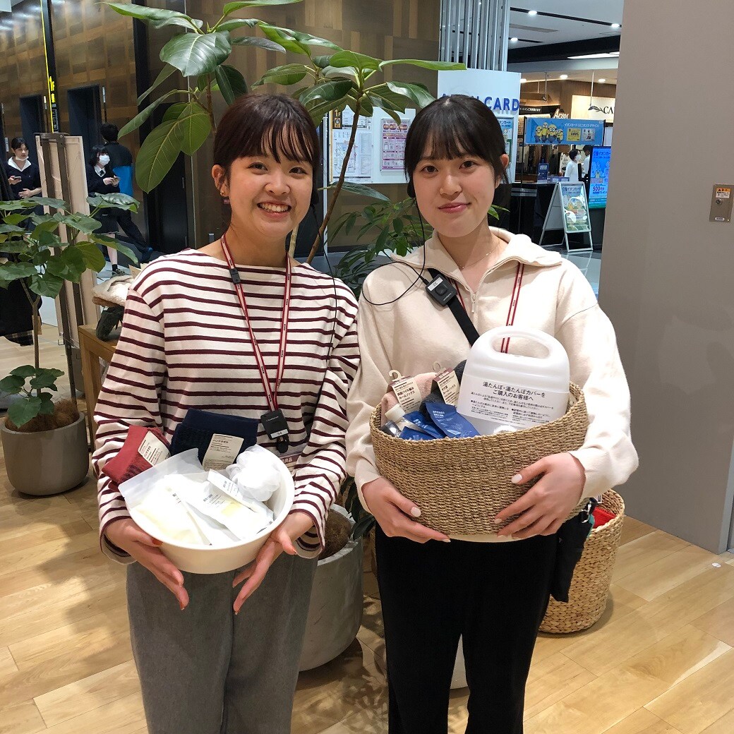 冬のおすすめの生活商品を持ったスタッフの写真
