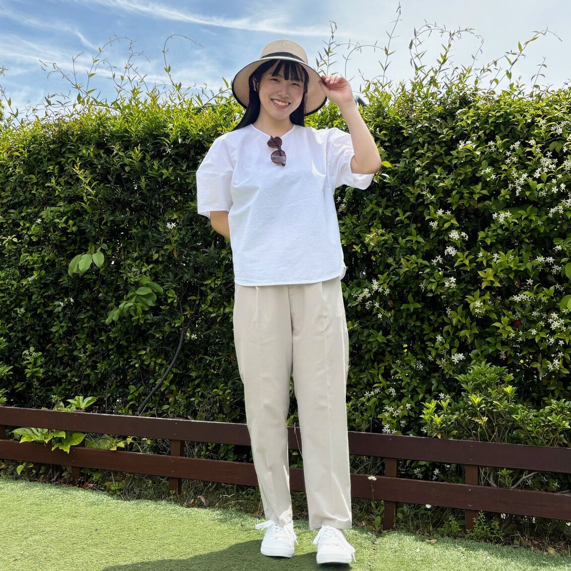 風を通すイージーテーパードパンツを着用した女性