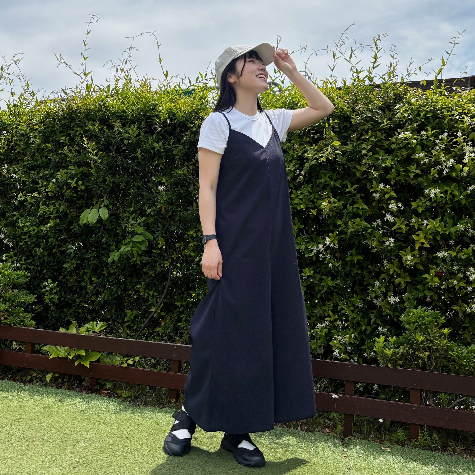 イージーサロペットを着た女性