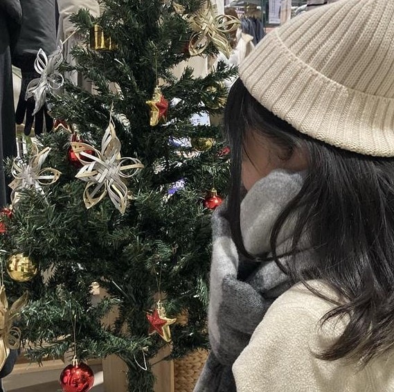 帽子（アイボリー）とマフラー（チャコールグレー）を着用した写真