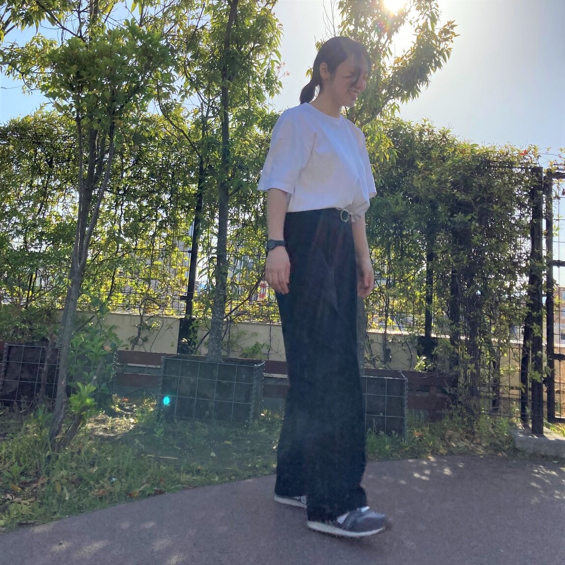 白いTシャツを着た女性