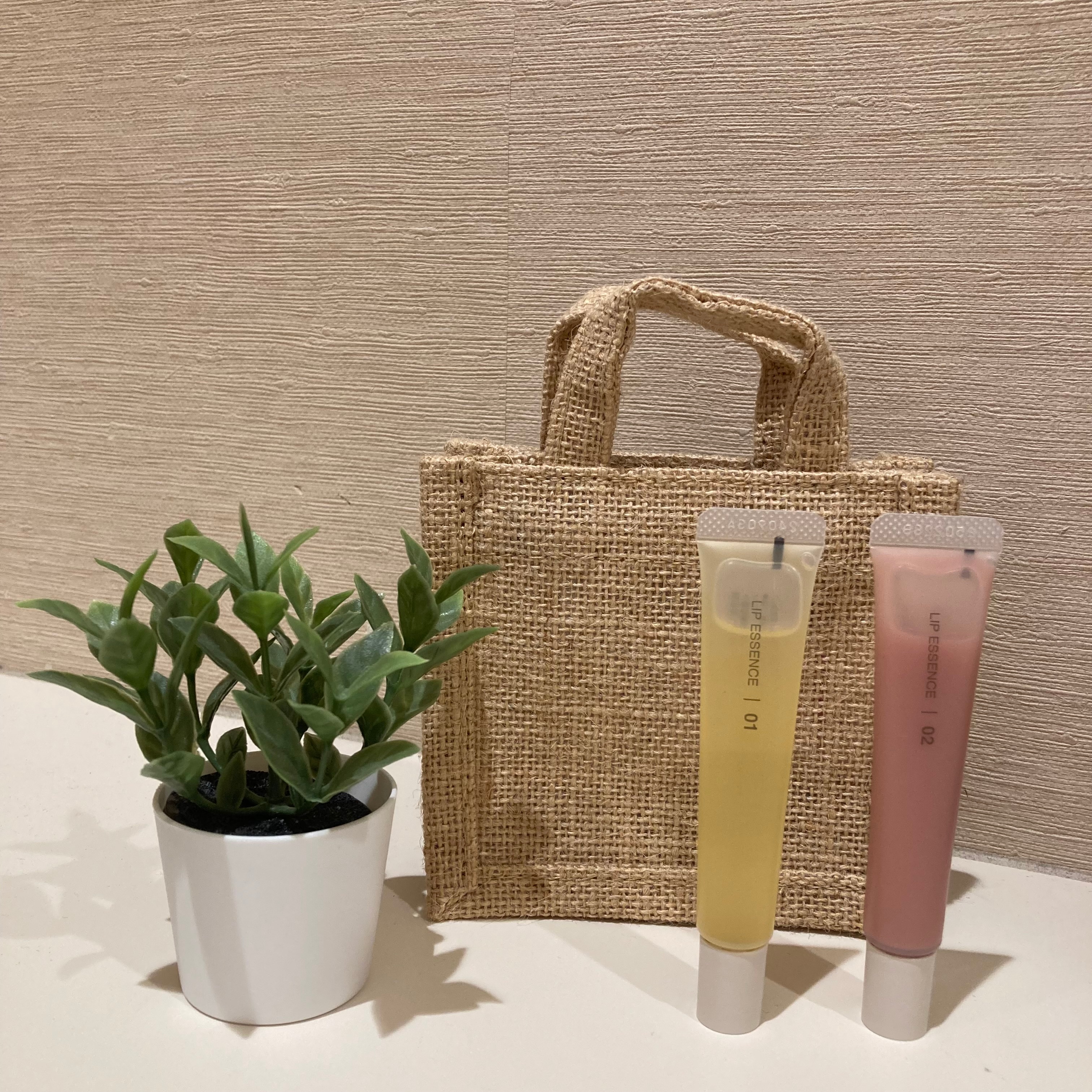 ジュートバッグとリップエッセンス