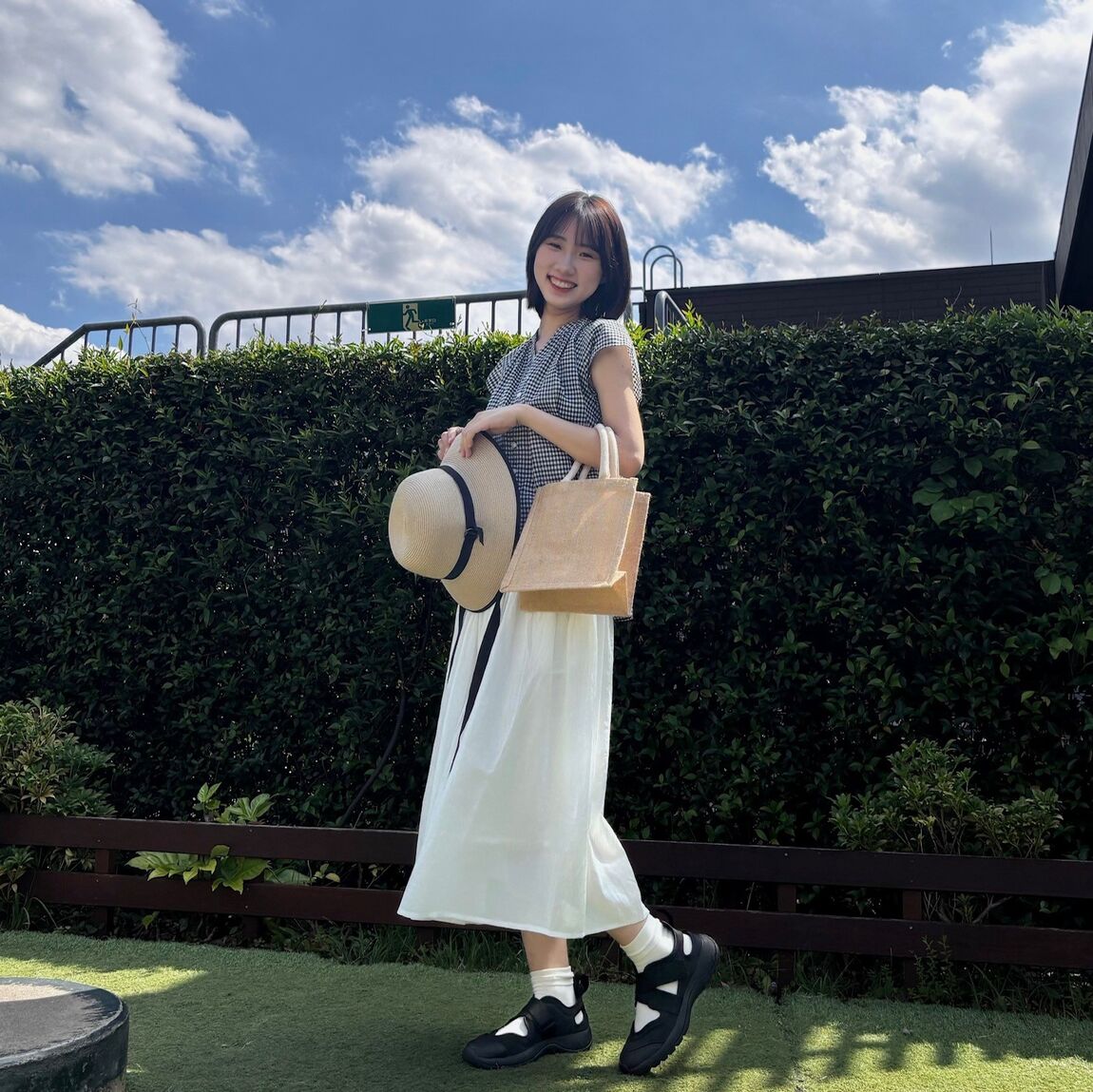 強撚ボイルシリーズをセットアップで着た女性