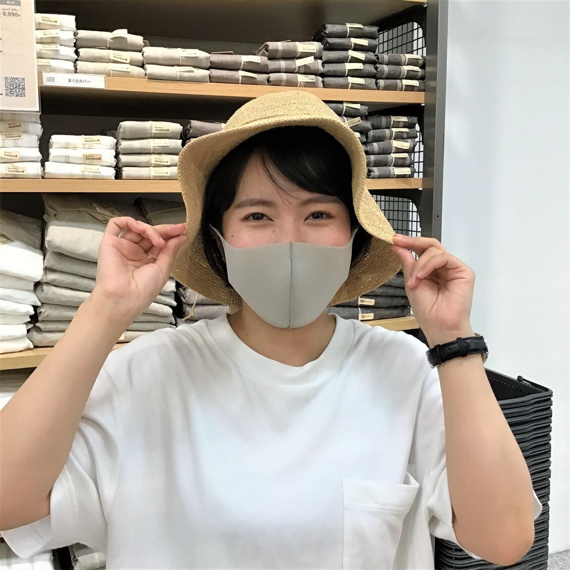 ラフィアキャペリンをかぶる女性