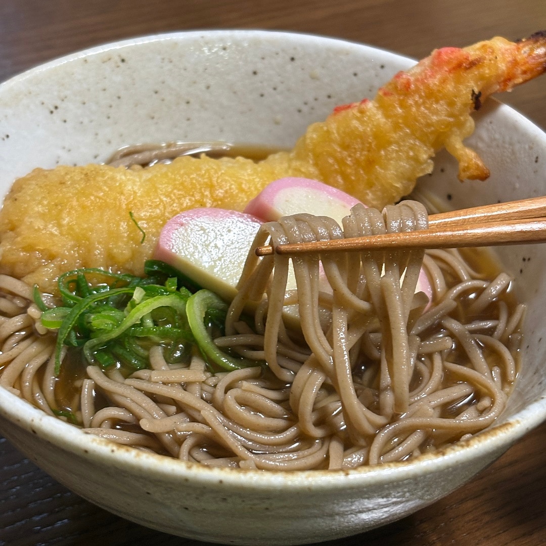 蕎麦を箸で持っている写真