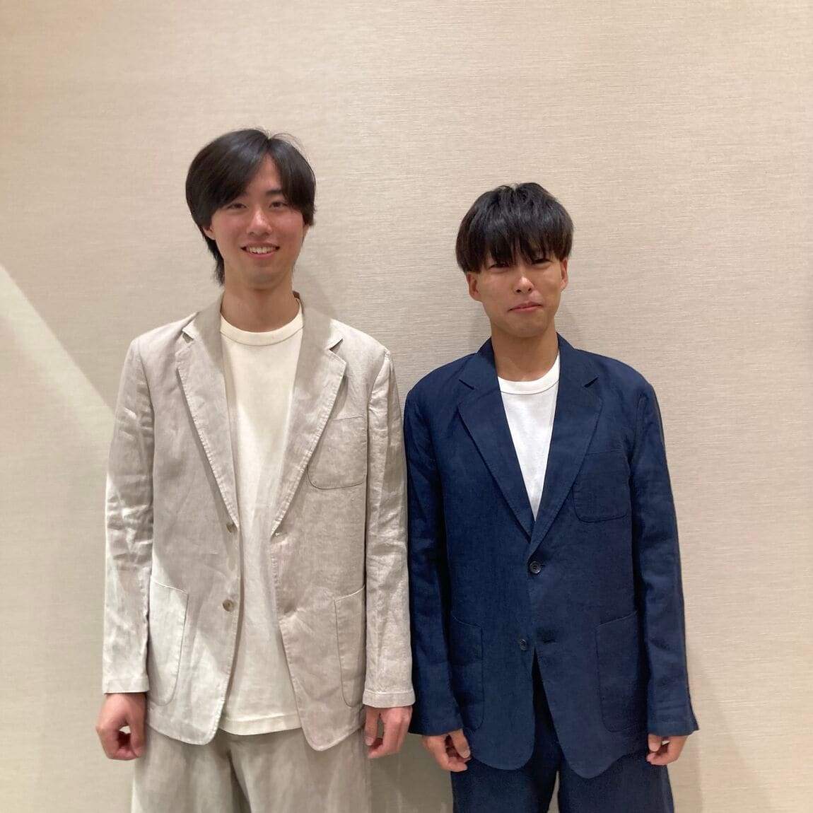 紳士　リネン洗いざらしジャケット　紳士　リネン洗いざらしテーパードパンツを着用した男性2名