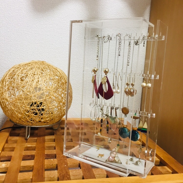 キービジュアル画像：お店で働くスタッフの愛用品『アクリルネックレス・ピアススタンド』
