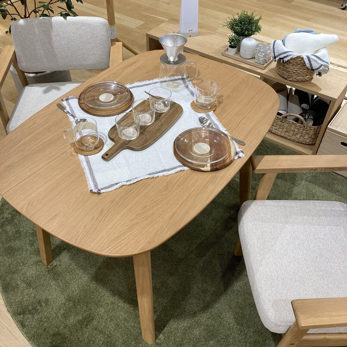 ららぽーと富士見】新商品 木製テーブルとアームチェアのご紹介｜ 無印良品